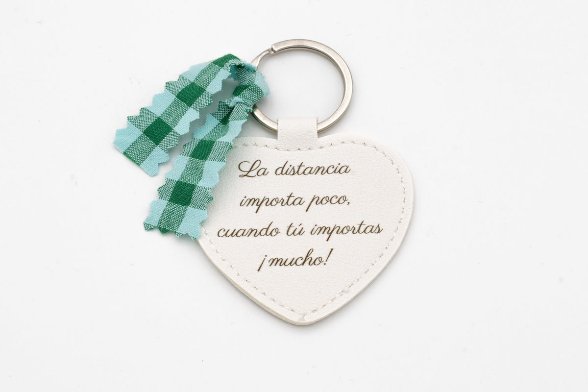 Porte-clé cœur blanc avec phrase sur la distance et nœud vichy vert.
