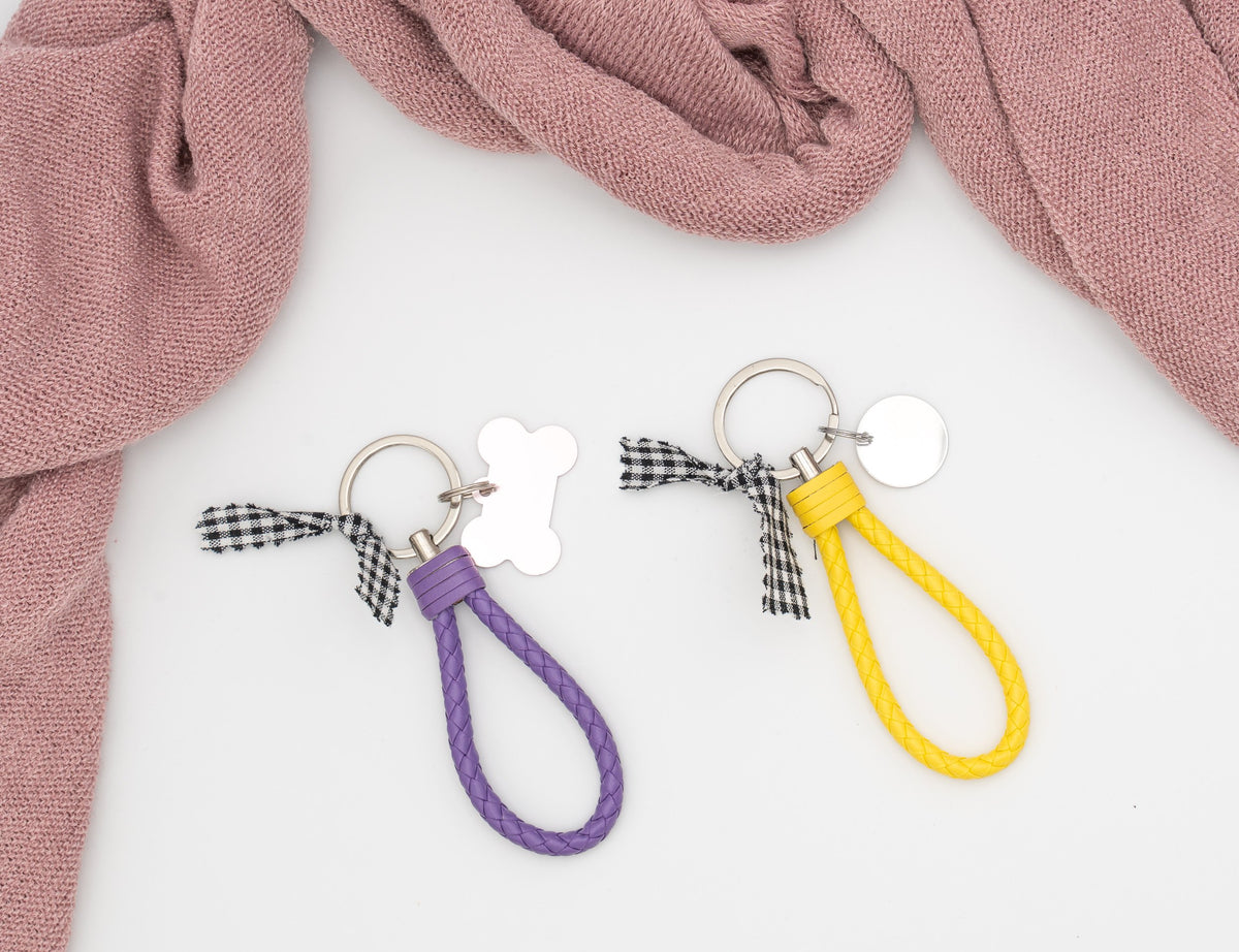 Porte-clés tressés en similicuir violet et jaune avec plaques métalliques et nœud vichy