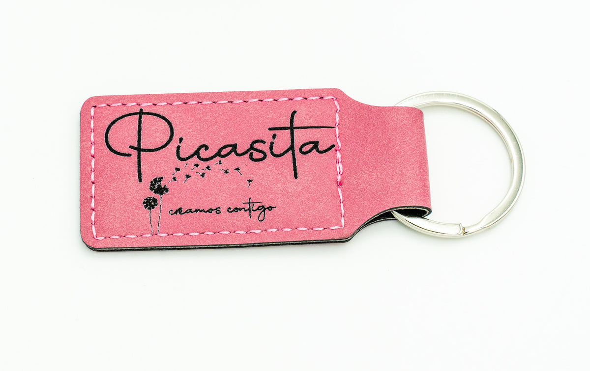 Porte-clé rectangulaire rose avec logo foncé de Picasita.