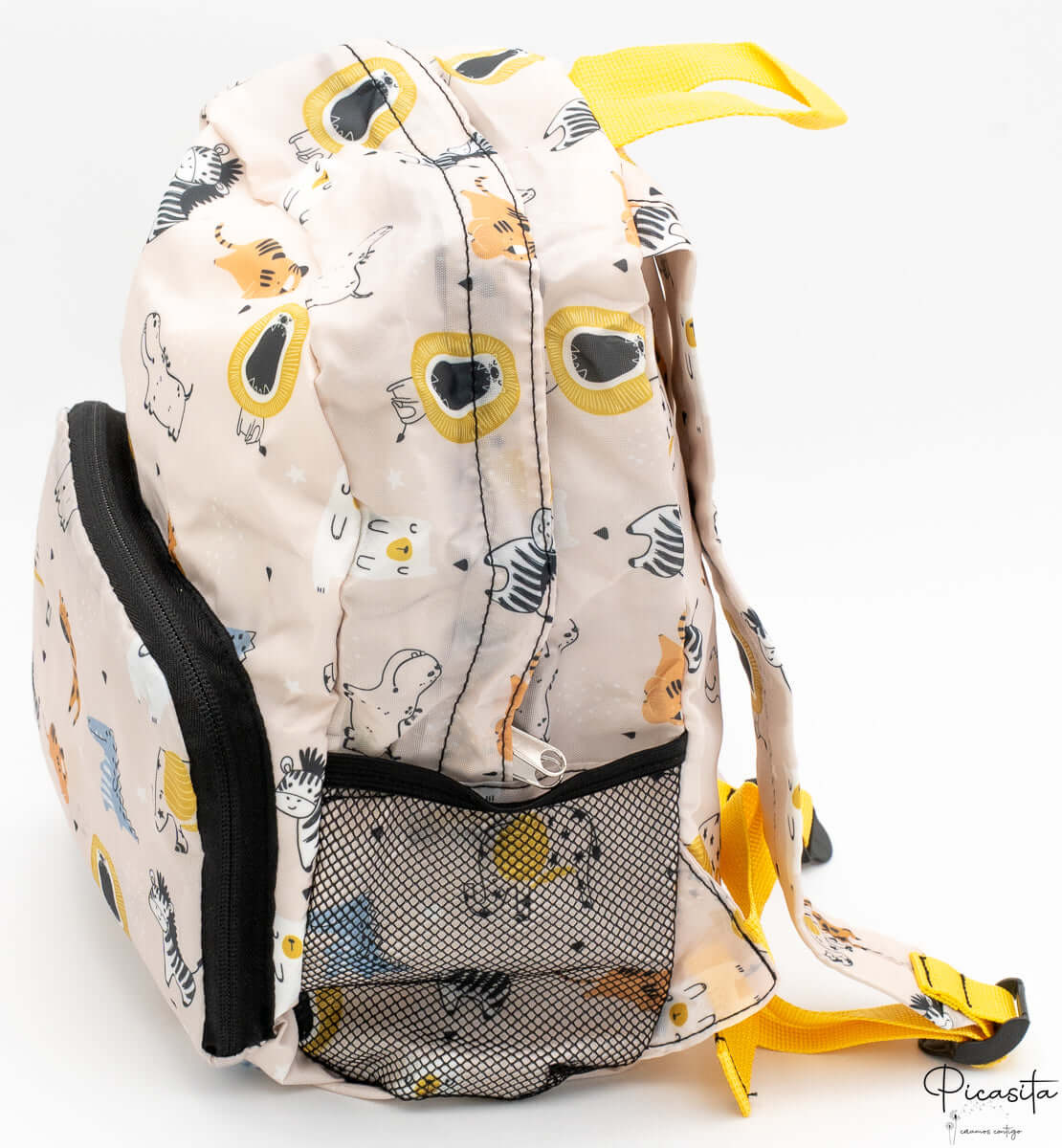 Vista de perfil de la mochila beige con animales africanos y asa superior amarilla.