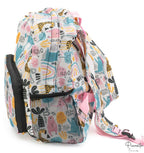Lateral de la mochila rosa con animales destacando el tejido sintético y la rejilla lateral.
