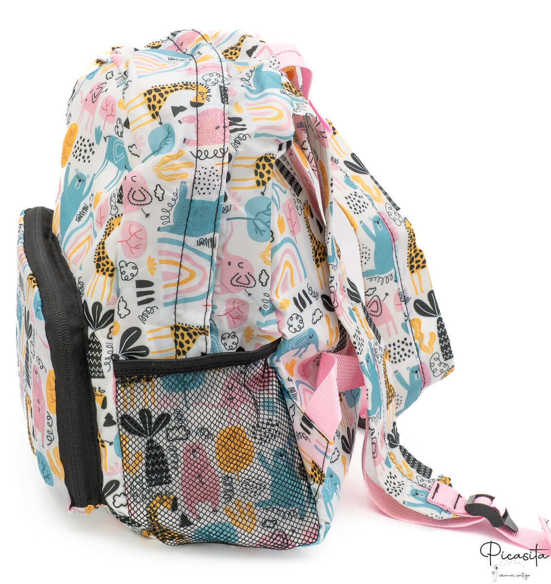 Lateral de la mochila rosa con animales destacando el tejido sintético y la rejilla lateral.