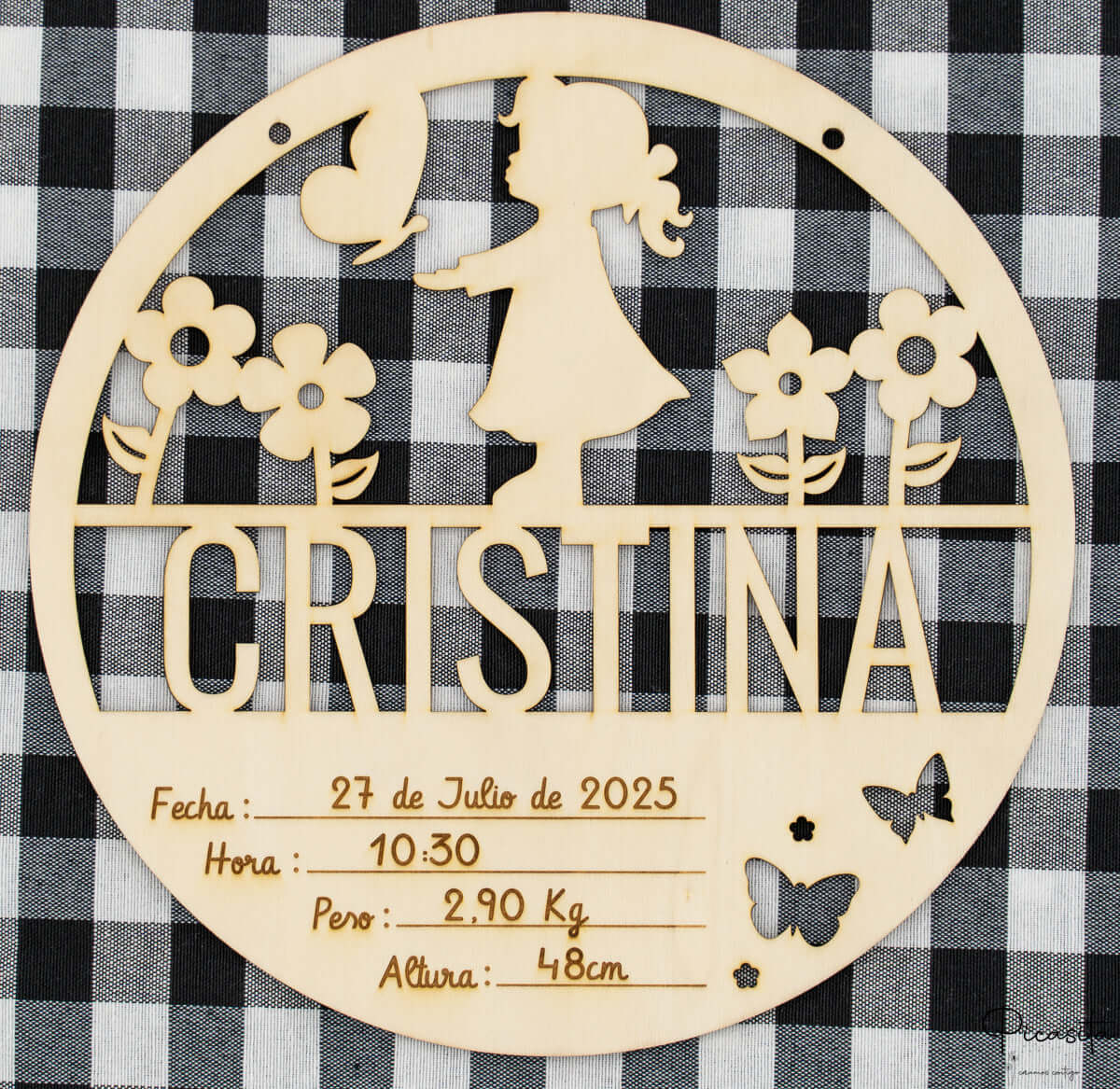 Natalicio circular de madera calada con silueta de niña, flores y datos grabados de Cristina.