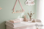 Nombre en madera personalizado en la habitacion de un bebe