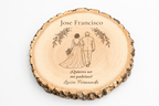 Simulation d’une plaque pour parrain de mariage, gravure laser sur frêne, scène Accompagnement à l’autel, Jose Francisco et Luisa Fernanda, personnages vus de dos sans visage.