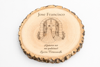 Simulation d’une plaque pour parrain de mariage, gravure laser sur frêne, scène Entrée à l’église, Jose Francisco et Luisa Fernanda, personnages vus de dos sans visage.
