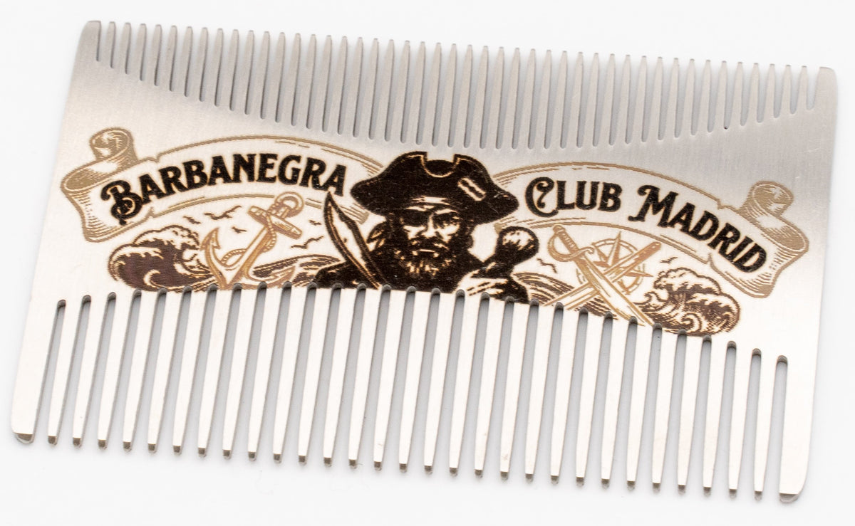 Peine de metal personalizado con diseño de pirata y texto Barbanegras Club Madrid.