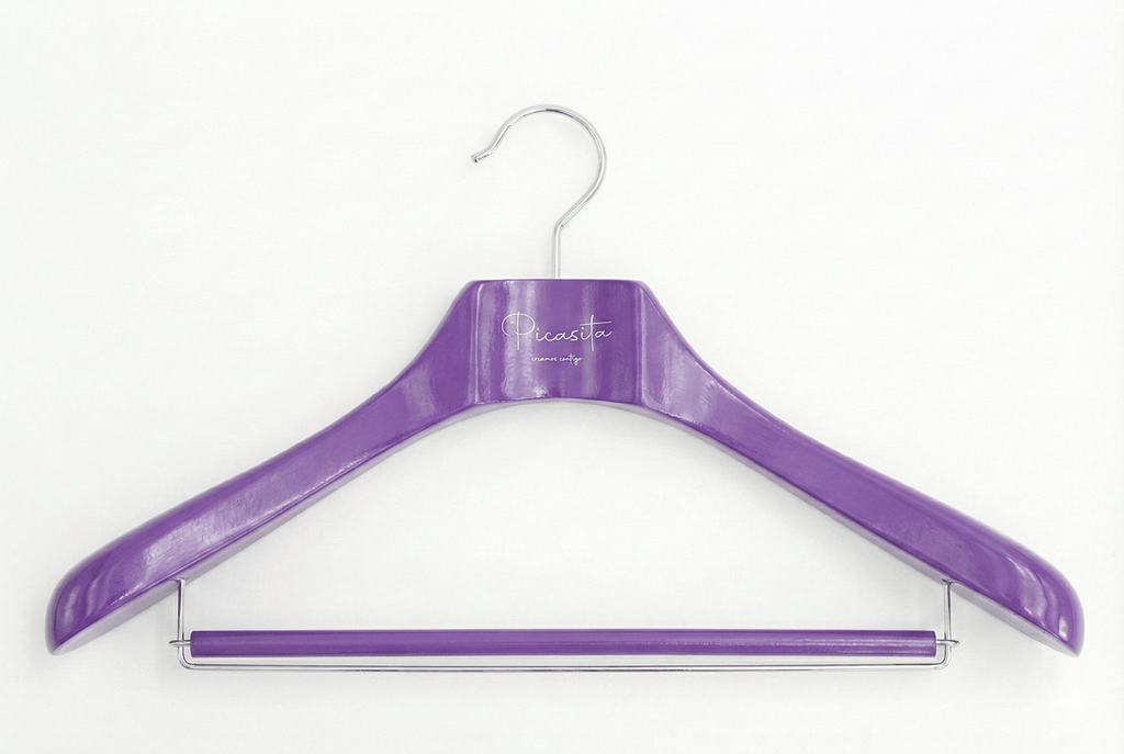 Cintres colorés pour boutique