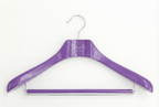 Cintres colorés pour boutique
