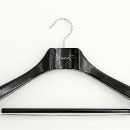 Cintres colorés pour boutique