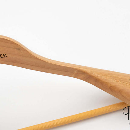 perchas_hombro_ancho_tono_claro