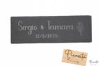 Plato de pizarra rectangular con grabado láser de nombres Sergio y Tamara y fecha de boda.