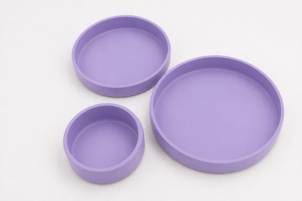 Juego de tres platos de silicona en color lila, mostrados en sus tres tamaños