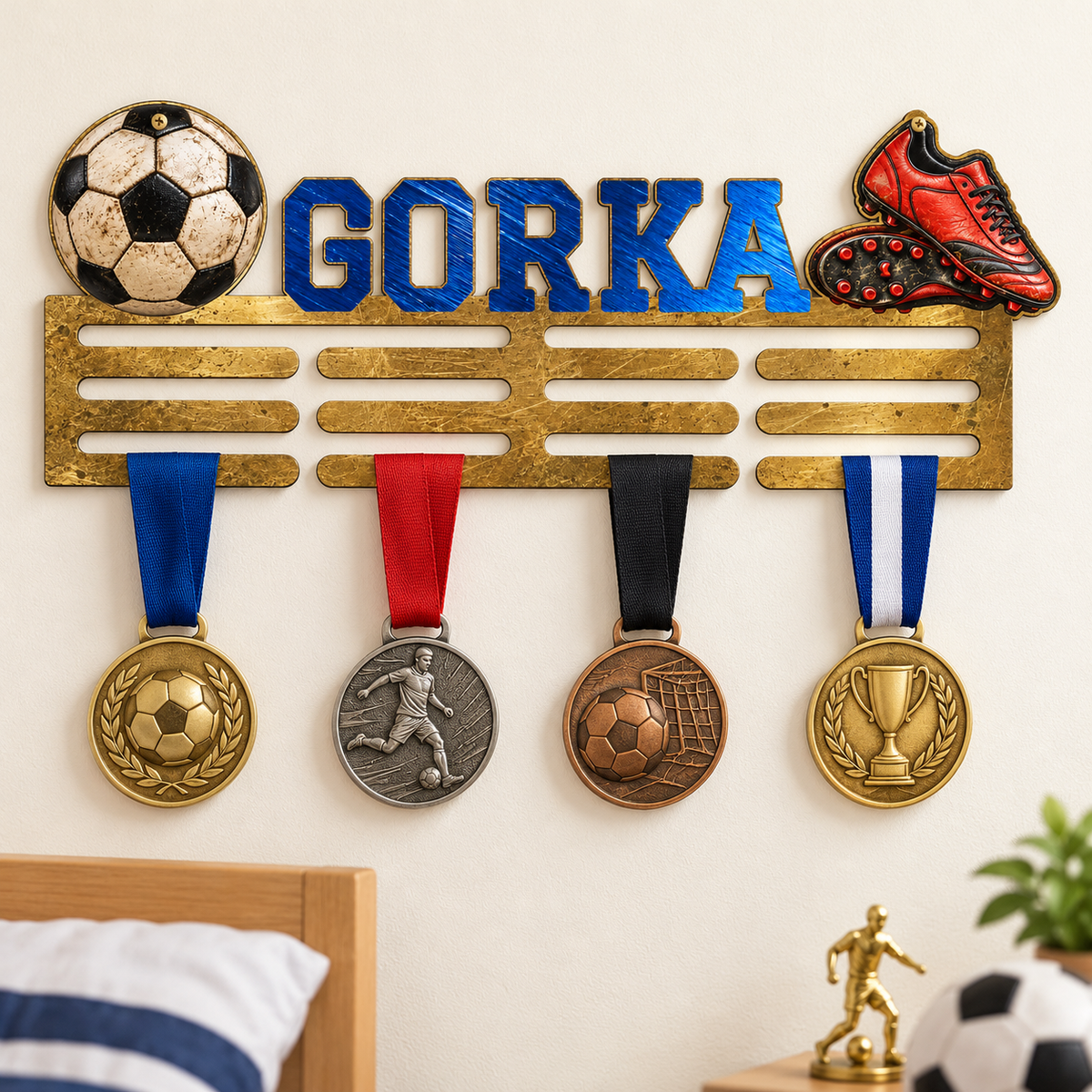 Simulation du porte-médailles de football personnalisé GORKA au mur avec médailles et prénom bleu