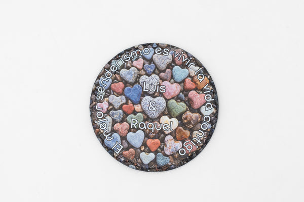 Dessous de verre rond en ardoise avec cœurs colorés et prénoms personnalisés.