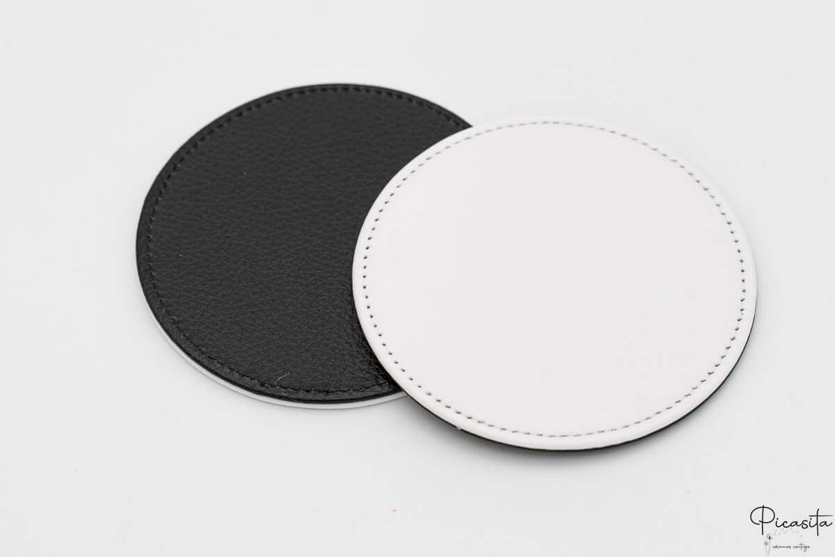 Anverso blanco y reverso negro de posavasos de cuero PU