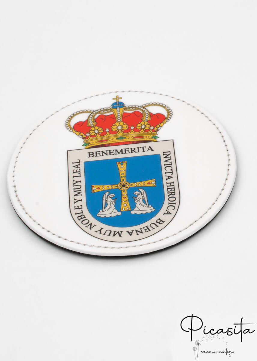 Posavasos de cuero PU blanco fotografiado de lado con escudo a color