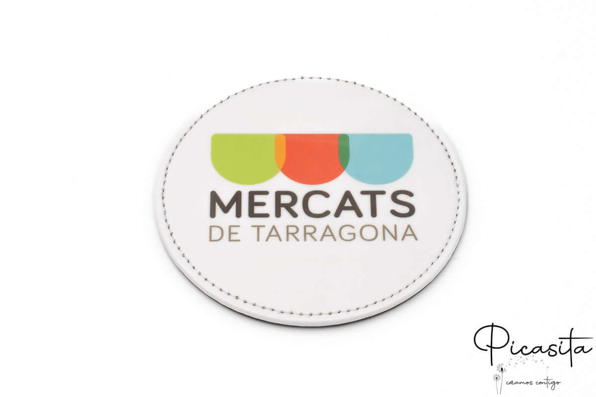 Posavasos de cuero PU blanco con logotipo multicolor