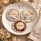 Tres marcasitios personalizados de contrachapado de 10 cm con diseños Luna Azul, Luna Dorada y Gótico Burdeos.