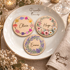 Tres marcasitios personalizados de contrachapado de 10 cm con diseños Infantil Flores, Acuarela Rosa y Lavanda Violeta.