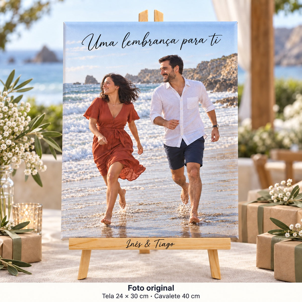 Toile de 24 × 30 cm avec photo d’Inês et Tiago avant le mariage et « Uma lembrança para ti », sur la table des cadeaux aux invités.
