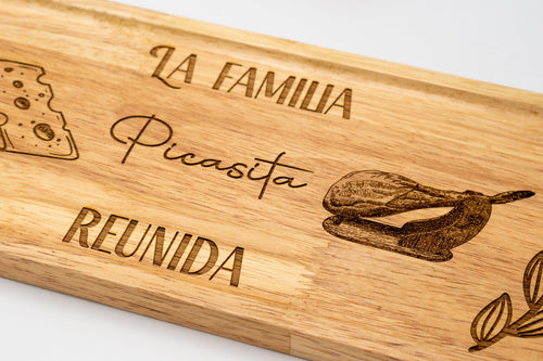 Detalle de grabado láser con texto La familia Picasita reunida en madera de haya.