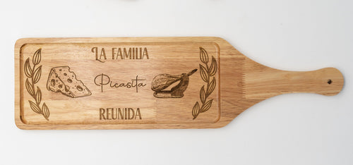 Vista completa de bandeja de madera de haya con mango y grabados decorativos.