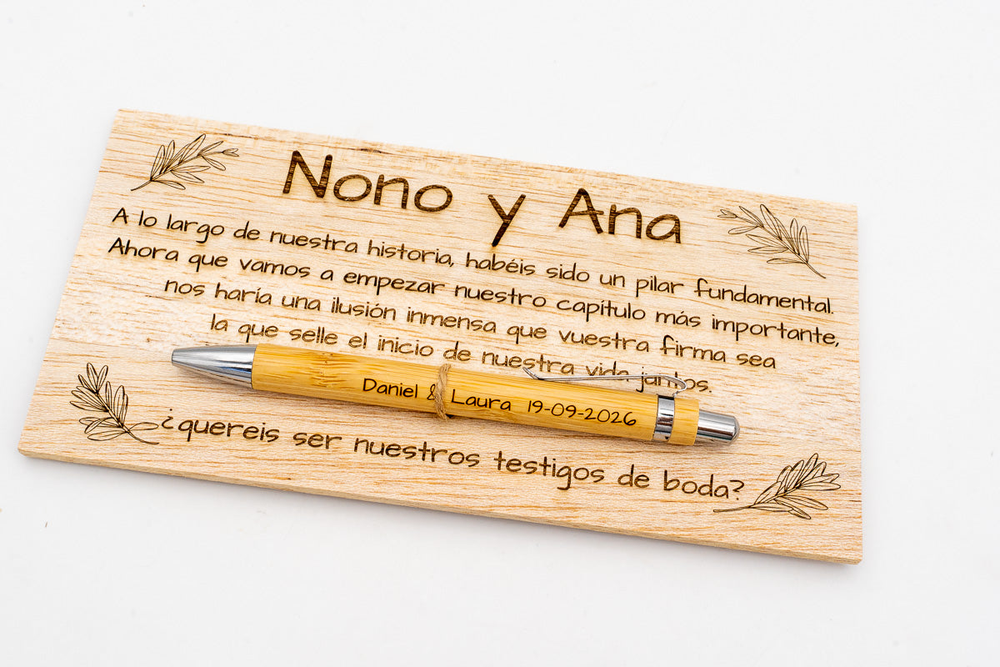 Plaque de contreplaqué gravée au laser pour Nono et Ana, avec un stylo en bambou