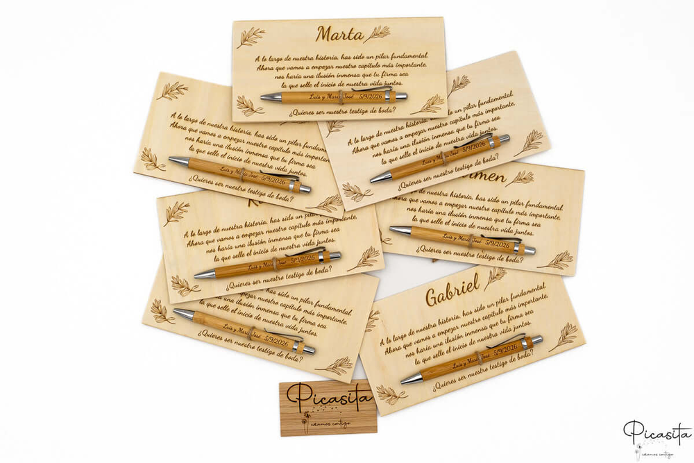Image d’une plaque en bois personnalisée pour témoin de mariage.