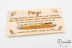 Plaque de contreplaqué gravée au laser avec le prénom Diego et un stylo en bambou