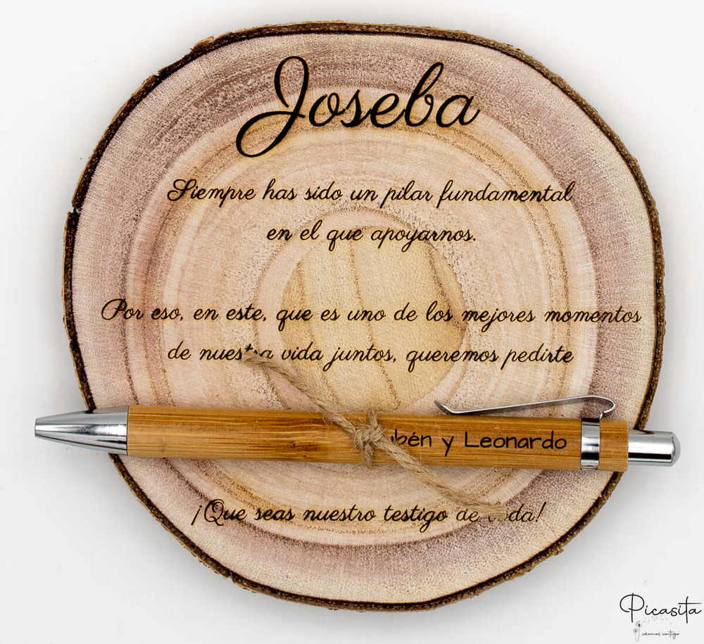 Image d’une plaque en bois personnalisée pour témoin de mariage.