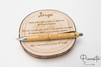 Rondelle de bois gravée au laser avec le prénom Jorge et un stylo en bambou