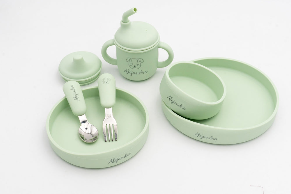 Vaisselle pour bébé vert clair avec trois assiettes, cuillère, fourchette et gobelet 3 en 1 avec le prénom gravé