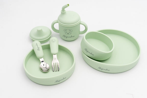 Vaisselle pour bébé vert clair avec trois assiettes, cuillère, fourchette et gobelet 3 en 1 avec le prénom gravé