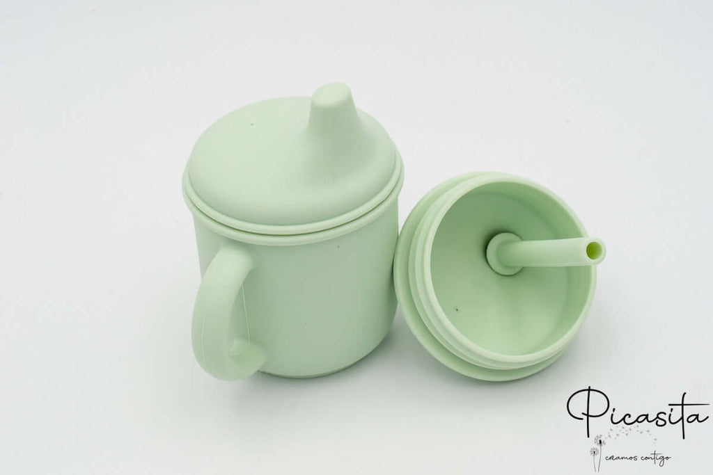 Vaso aprendizaje verde clarito con tapa de boquilla y tapa de snacks intercambiable.