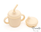 Vaso de snacks color crema con tapa flexible y adaptador de pajita de silicona.
